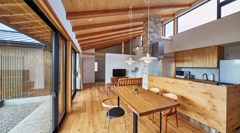 thiết kế phòng ăn ấm áp không thể bỏ qua những dụng cụng nội thất bằng gỗ tự nhiên.