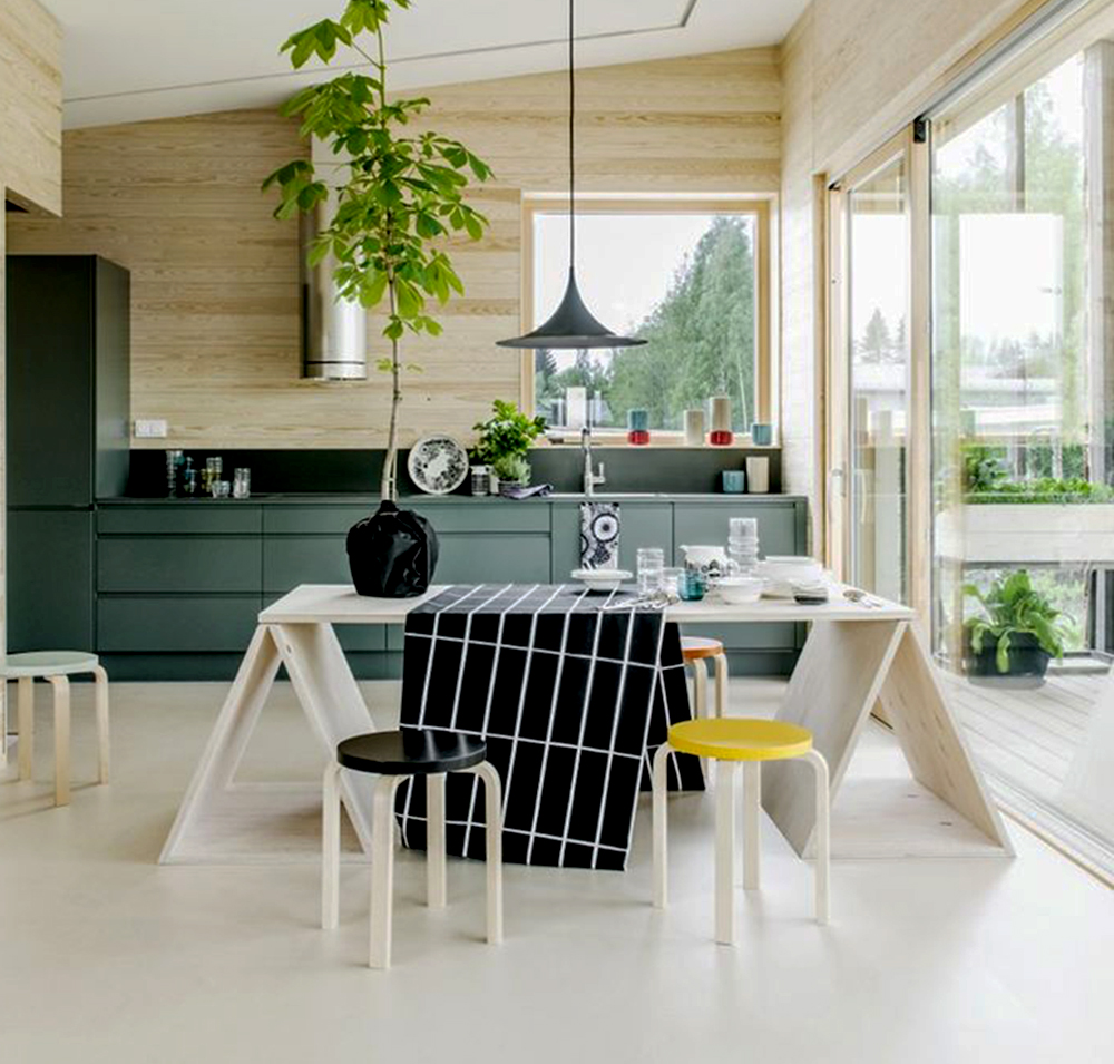cây xanh cũng là một yếu tố quan trọng giúp cho việc thiết kế bếp nhỏ gọn trở nên thoáng mát hơn.