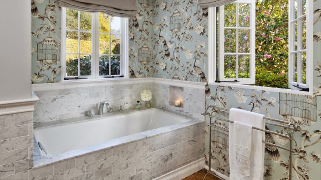 Giấy dán tường chống thấm giúp phòng tắm trở độc đáo hơn